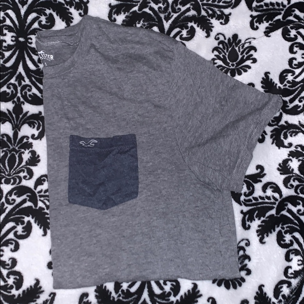Plain gray tshirt with colored pocket